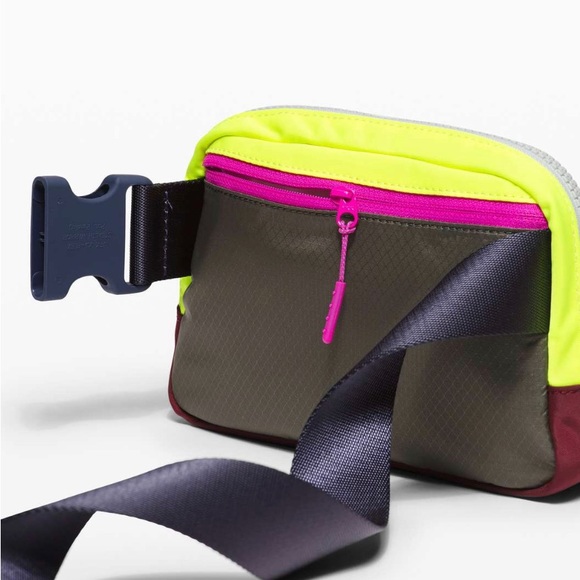 Lululemon Everywhere Belt Bag *1L, Highlight Yellow/Savannah/Army Green - NWT - Picture 10 of 11